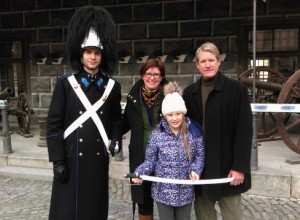 Přijetí daru v podobě zcela nové granátnické šavle od rodiny von Wallbrunnových z Českého Krumlova