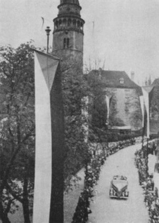 O slavnostech vyvěšoval věžný na věži praporky - státní a schwarzenberský