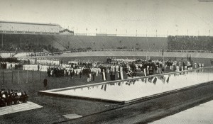 Český zemský prapor na letní olympiádě v Londýně v roce 1908 (druhá zleva)