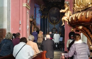 Slavnostní pieta ve Schwarzenberské kapli, zv. Růžové, k uctění památky kněžny Eleonory a vévodů krumlovských na výročí 300 let od příchodu rodu knížat ze Schwarzenbergu na Krumlov, 2018